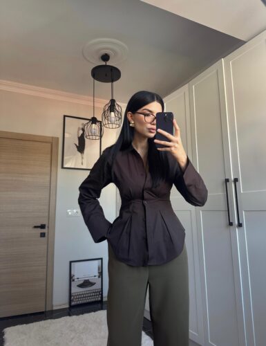 Kahverengi Belden Oturtmalı Poplin Gömlek